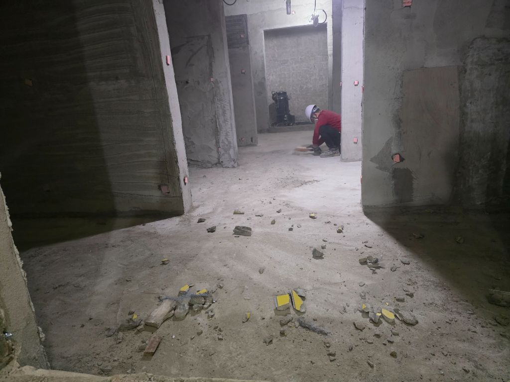 서울영희초등학교 샤워실 바탕면 정리 — 잔해물 제거 작업 중