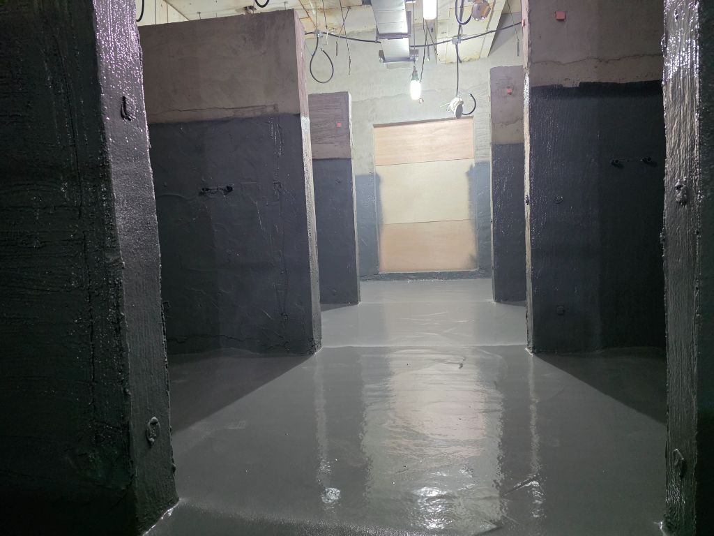 시공 후 샤워실 — 폴리우레아 코팅 완료. 바닥과 벽면 전체 방수 마감