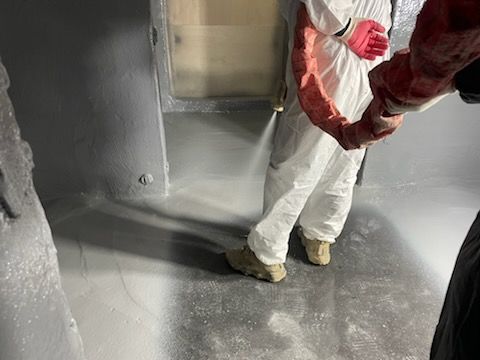 폴리우레아 바닥 모서리 도포 — 밝은 회색 바닥과 벽 하단 경계를 스프레이로 마감