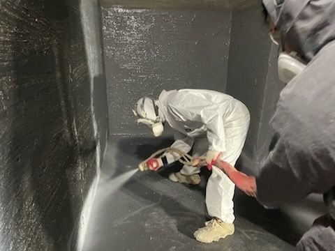 폴리우레아 모서리 디테일 — 작업자가 웅크려서 바닥 모서리에 집중 도포 중