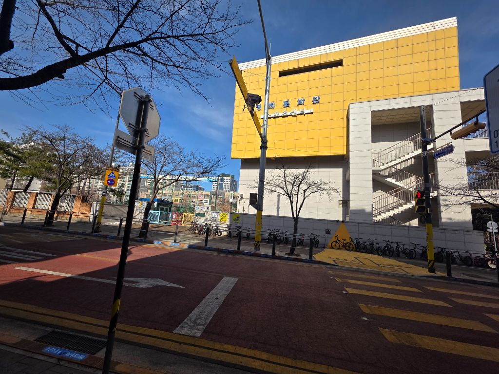 서울영희초등학교 외관 — 강남구 일원동 소재 노란색 체육관 건물