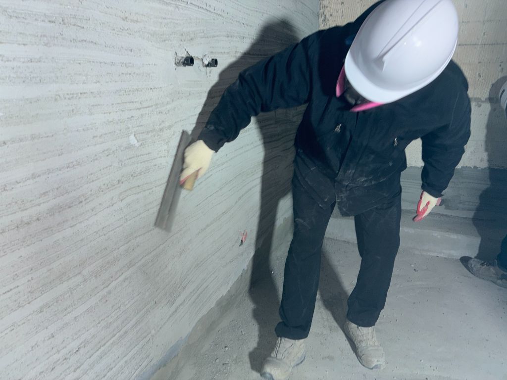벽면 미장 마감 — 흙손으로 벽면 정리 클로즈업