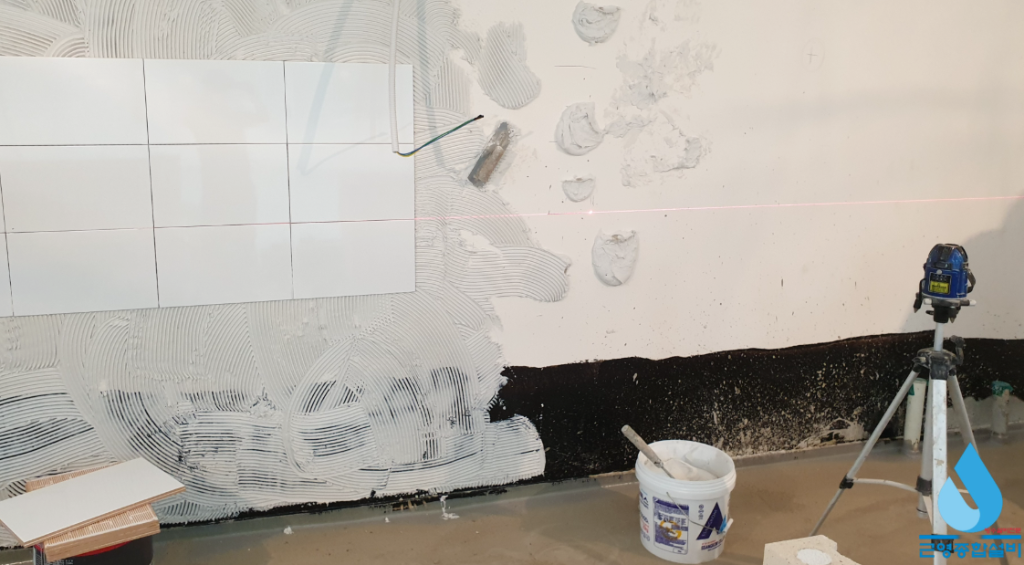 타일 시공 작업 중