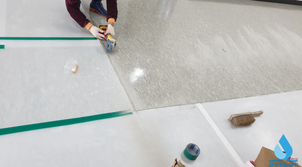 디럭스 타일 철거 작업