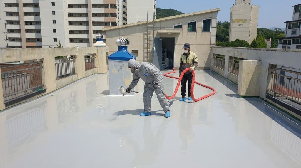 폴리우레아 스프레이 시공 중 — 핵심 공정