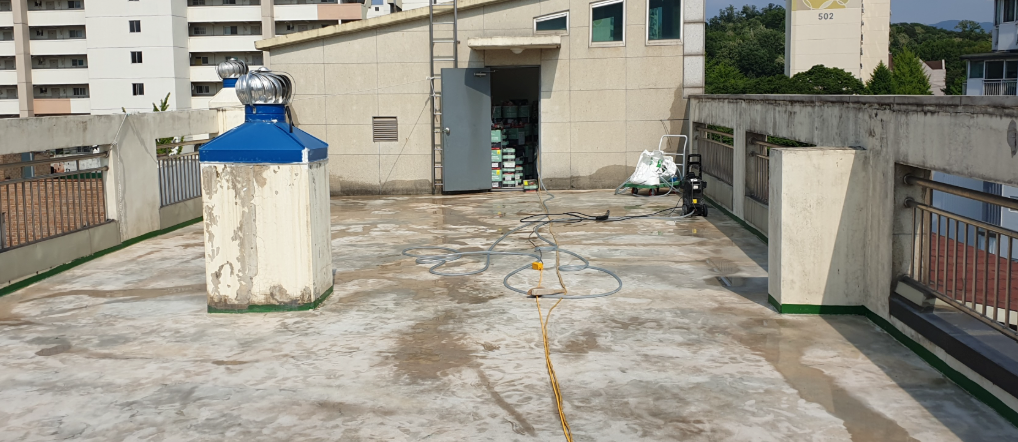 바탕면 정리 완료 후 프라이머 시공 준비 상태