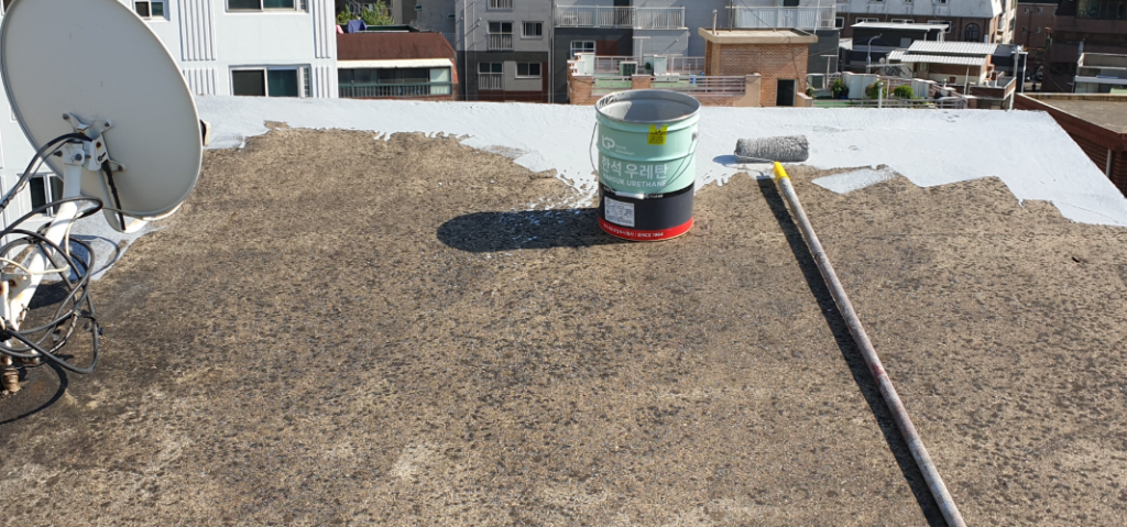 프라이머 롤러 도포 작업 중