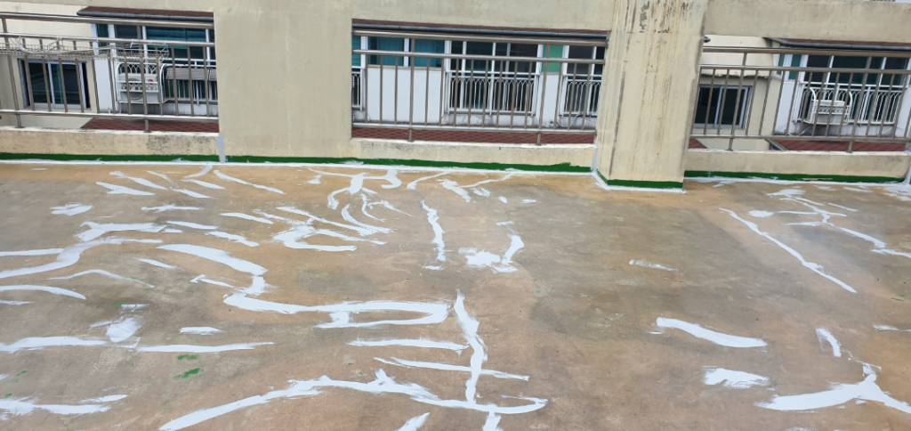 바닥면 크랙 부분에 실란트 시공 완료 상태