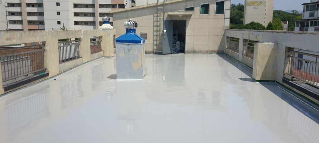 우레탄 중도 3mm 균일 도포 완료 — 옥상 전경