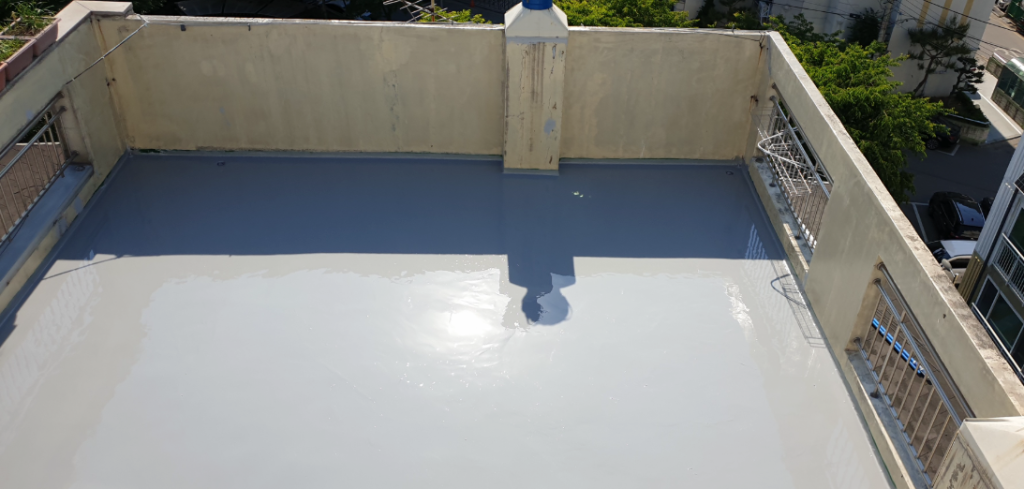 우레탄 중도 도포 완료 — 다른 각도에서 본 옥상 전경