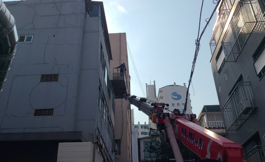 크레인 투입, 외벽 크랙 확인