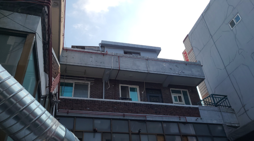 건물 후면 상층부 노후화 상태