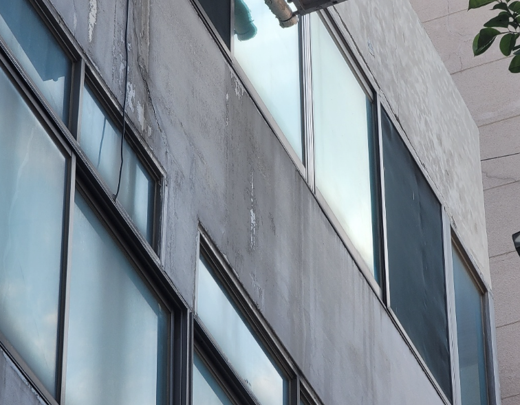 창틀 주변 누수 흔적 클로즈업