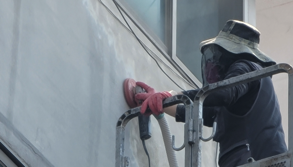 샌더로 기존 도막 제거 작업 중