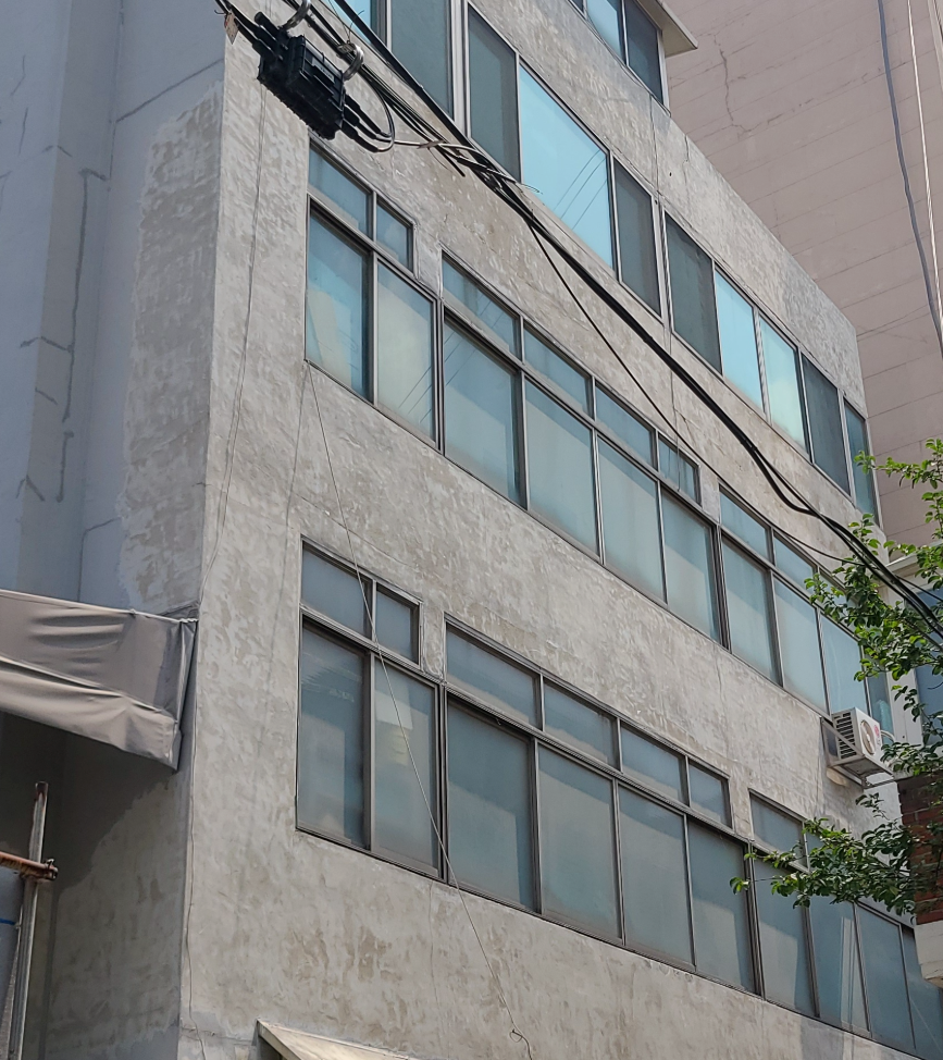 페인트 철거 완료 후 건물 전면