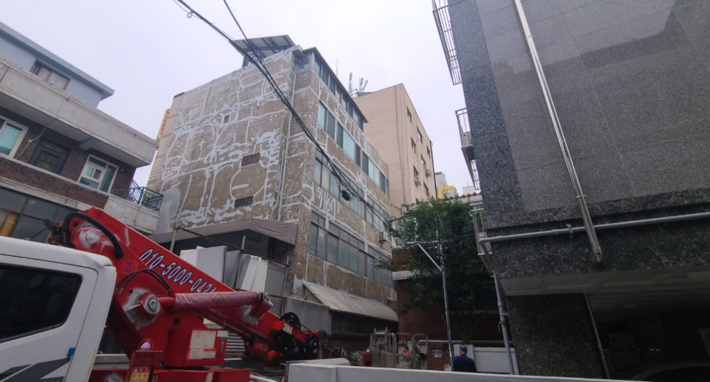 전수 코킹 완료 — 건물 측면 전경