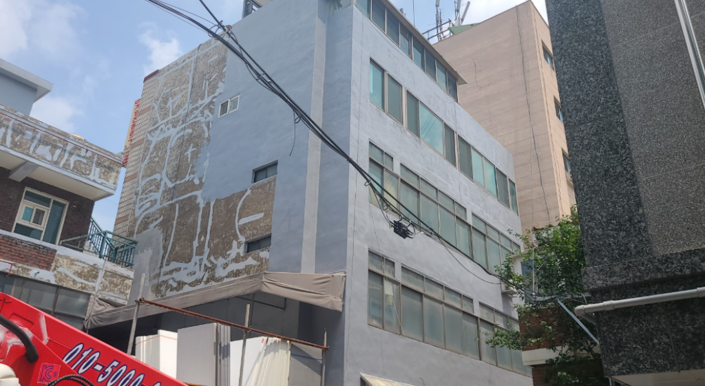 코킹 진행 중 — 좌측 코킹 완료, 우측 도포 진행