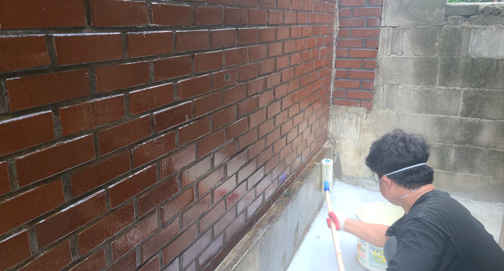 벽돌 담 도장 작업 중