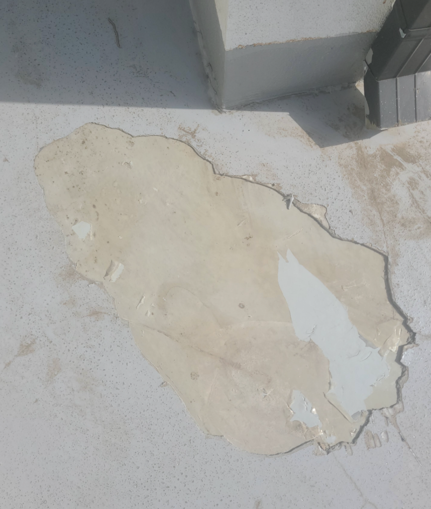 시공 전 옥상 바닥 — 방수층 까짐과 들뜸이 선명하게 보이는 클로즈업