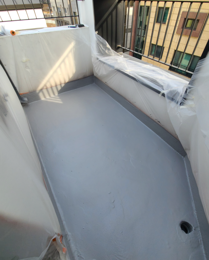 마감 완료 — 배수구와 벽체 접합부까지 깔끔하게 처리된 모습