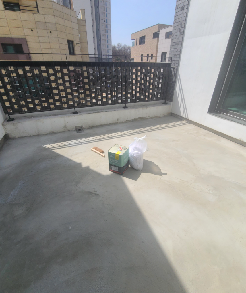 기존 방수층을 제거하고 그라인더로 표면을 매끈하게 정리한 바탕면