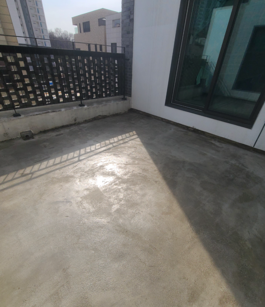 프라이머가 도포되어 균일한 색상으로 변한 바탕면