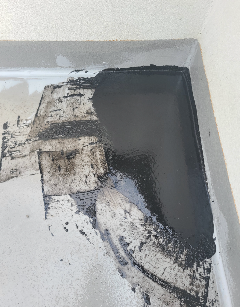 모서리 턱과 균열 부분에 실란트를 빈틈없이 채워 보강한 모습