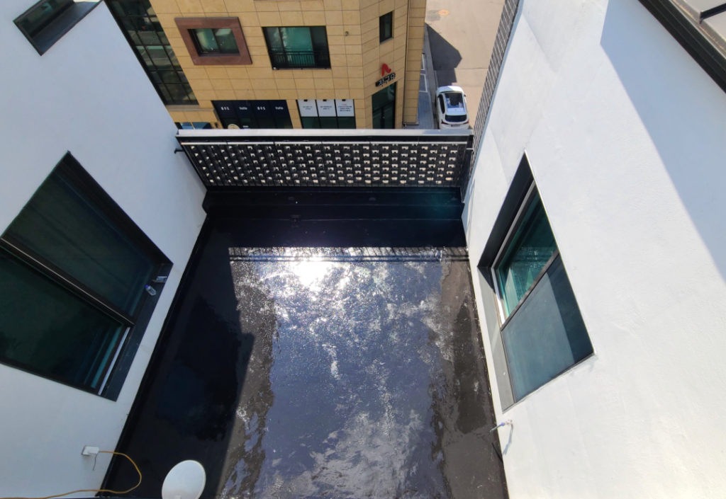 위에서 내려다본 옥상 전체에 중도 우레탄이 매끈하게 도포된 모습