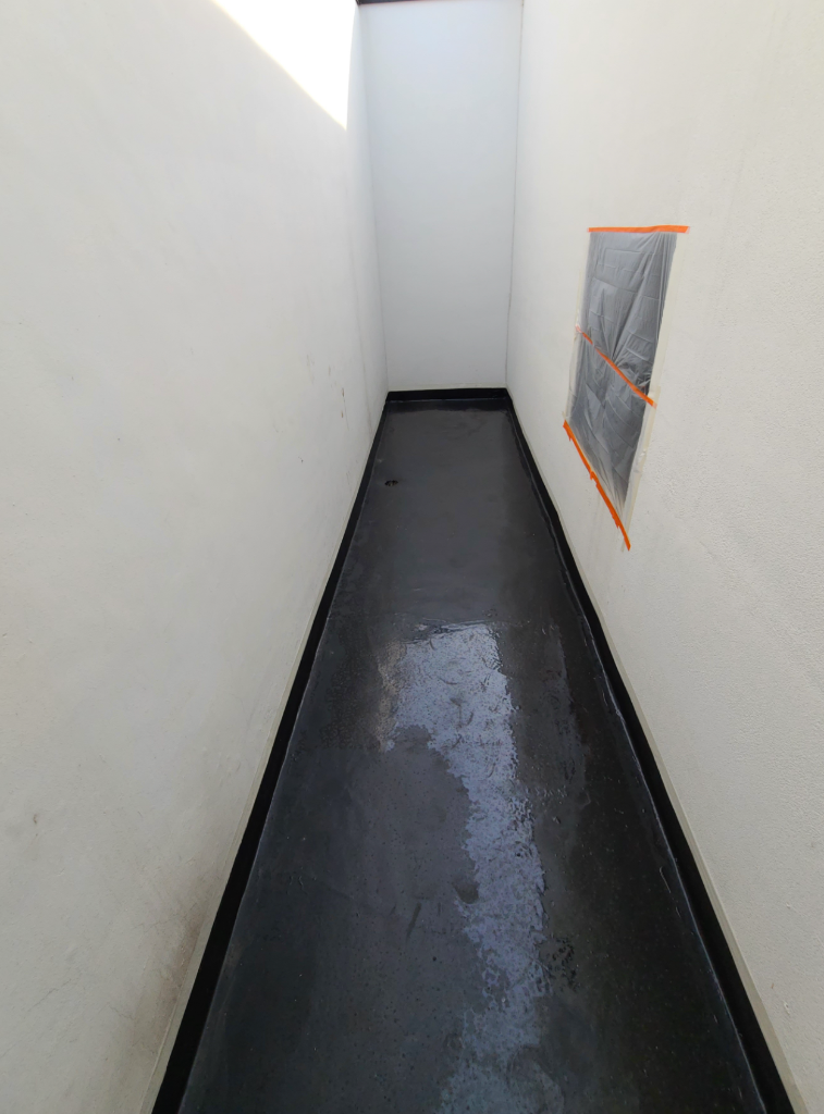 좁은 통로까지 빠짐없이 중도 우레탄이 채워진 매끈한 면