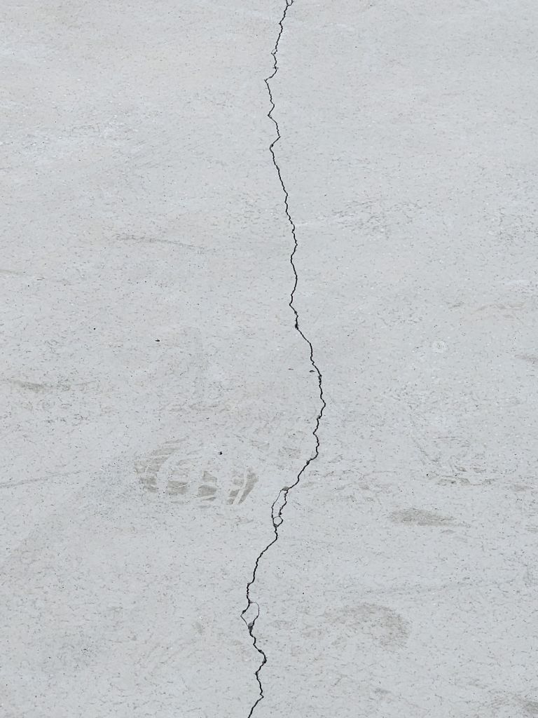 1년 후 누름 콘크리트 수축 균열 클로즈업