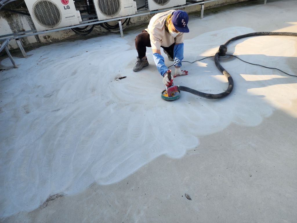 그라인더로 바닥 넓은 면을 연삭하는 작업 장면