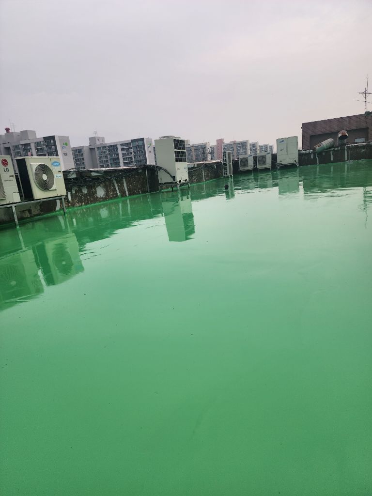UV 코팅 최종 마감 완료 — 실외기와 주변 건물이 보이는 넓은 옥상 전경