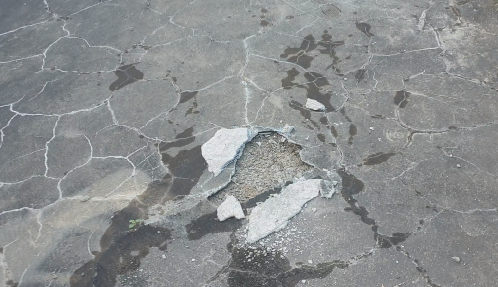 화단 철거 후 드러난 바닥 상태 — 누름 콘크리트 탈락과 균열