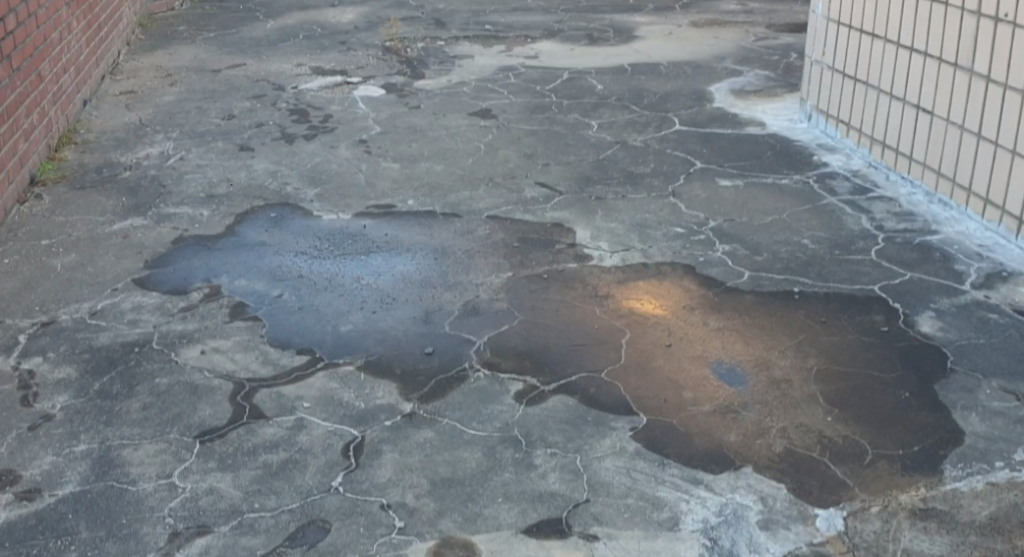 시공 전 옥상 바닥 — 물 고임과 균열