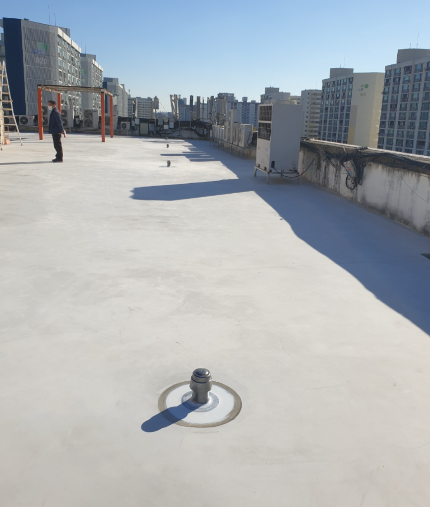 1차 시공 완료 후 옥상 전경 — 에어벤트, 실외기 앵글 선반, 깨끗한 누름 콘크리트 바닥