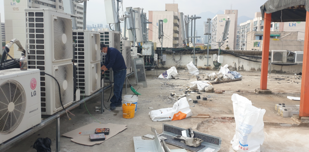 앵글 선반 위에 실외기가 정리된 클로즈업