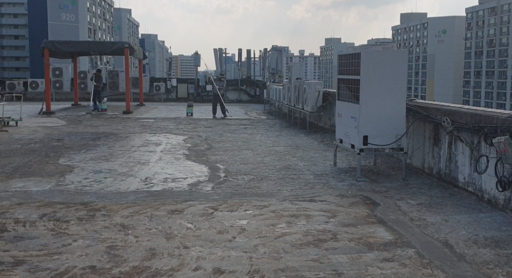 앵글 선반 위 실외기 전경