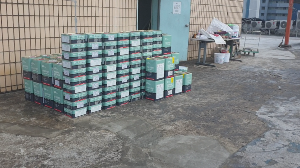 현장에 적재된 우레탄 방수 자재 — 주제와 경화제 세트