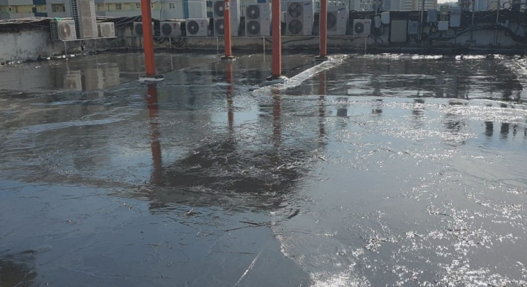 검은색 비노출 우레탄 중도가 도포된 옥상 바닥 전경