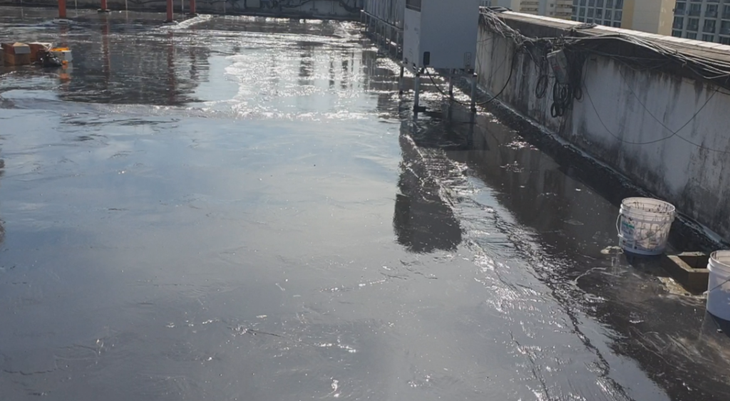 벽체 쪽까지 균일하게 도포된 비노출 우레탄 중도