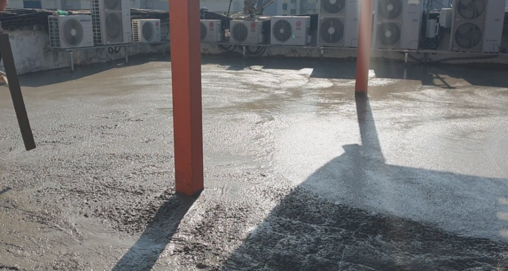 콘크리트 타설 진행 중인 옥상 전경