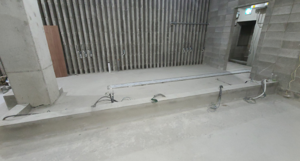 트렌치가 설치된 주방 내부 현장