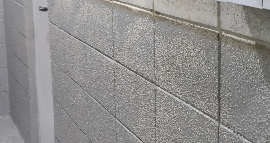 규사 뿌린 벽면