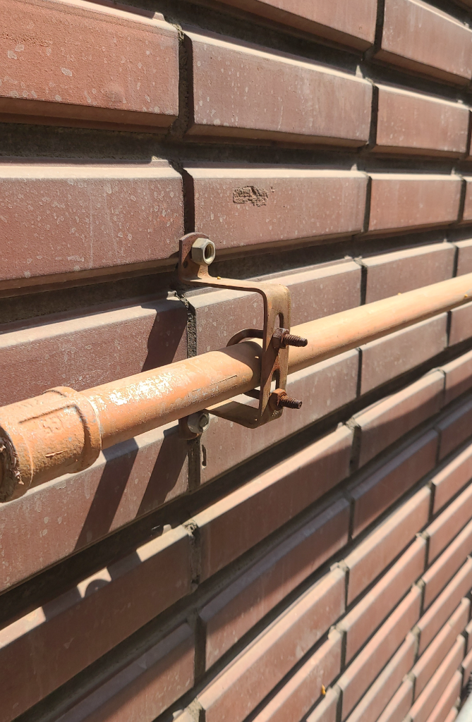 외벽 벽돌 줄눈(메지) 사이가 벌어지고 모르타르가 탈락된 상태