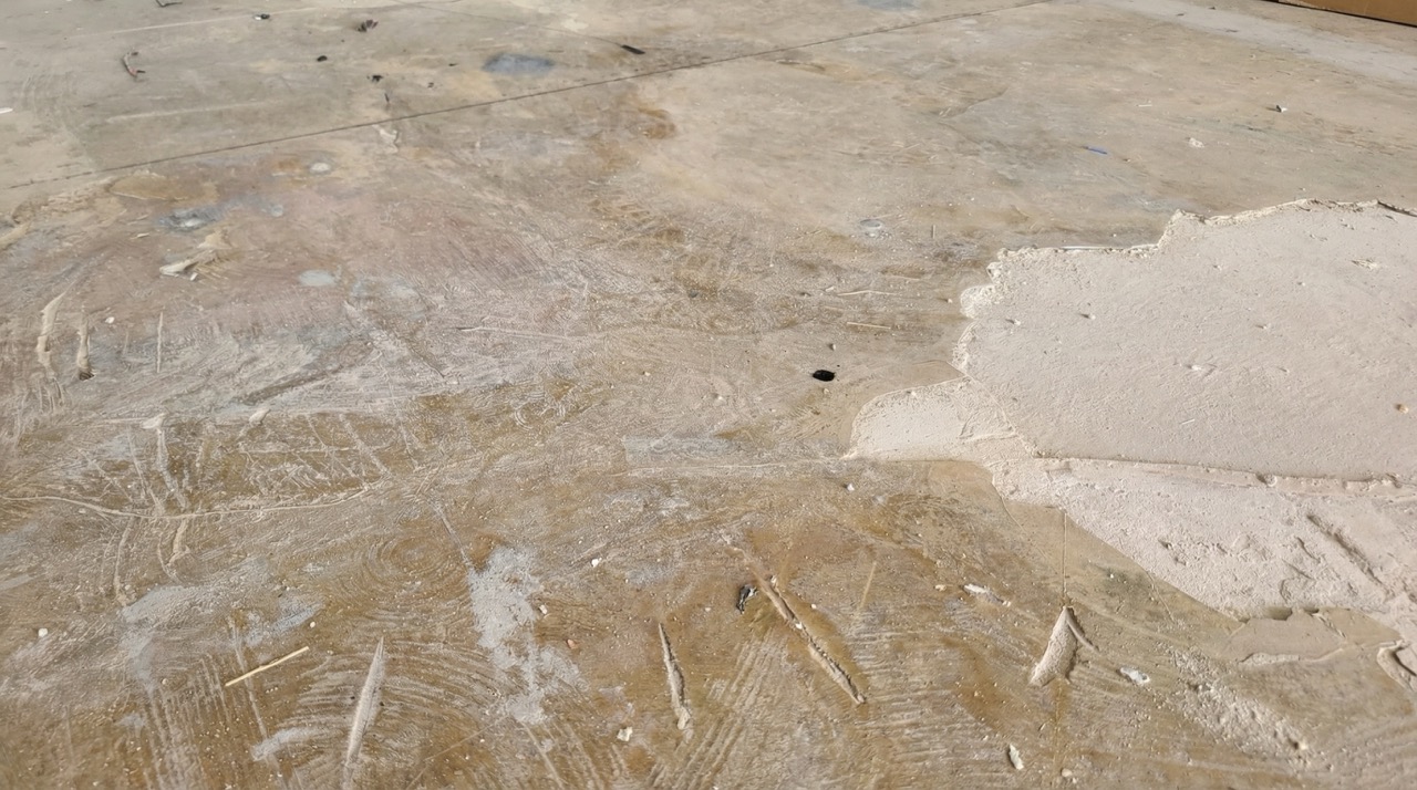 크랙이 생긴 바닥면 상태