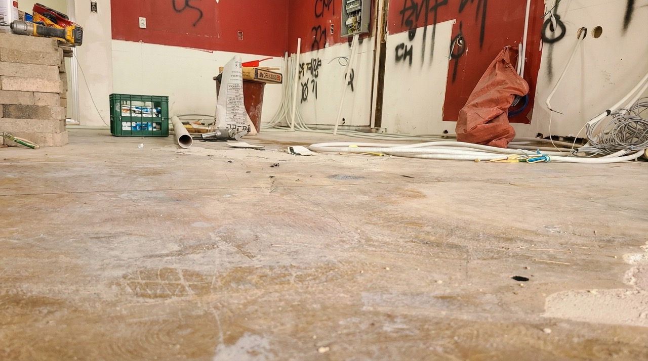 배관 홀이 뚫려 있고 설비 위치가 표시됨