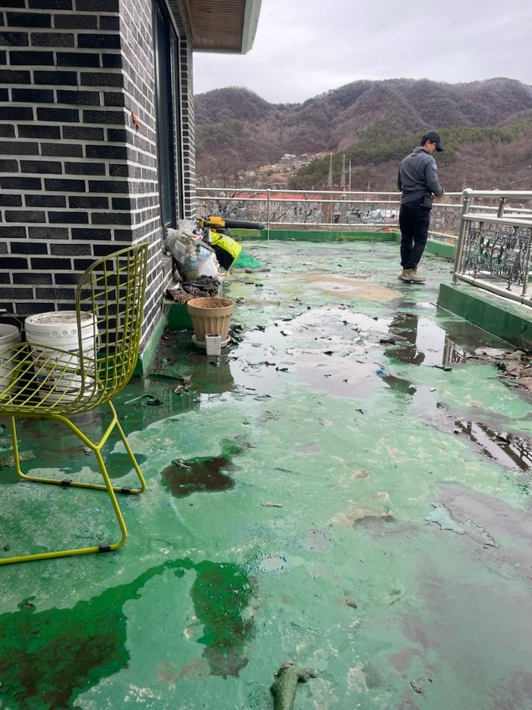 시공 전 — 우레탄 도막이 들뜨고 까져 있는 옥상 바닥