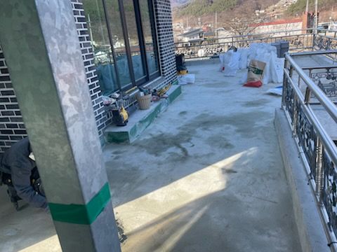 철거 완료 후 드러난 콘크리트 바탕면