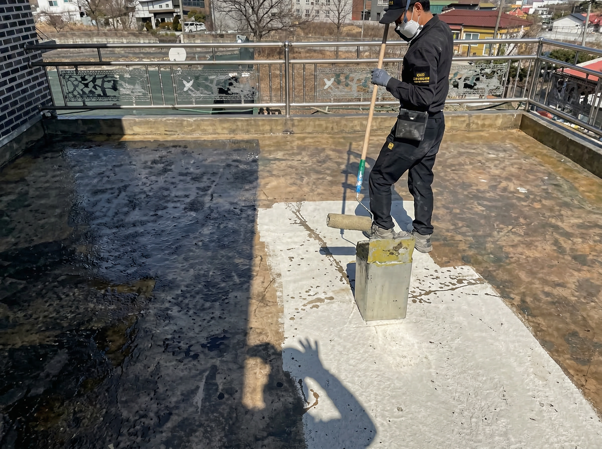 프라이머 롤러 도포 작업 중