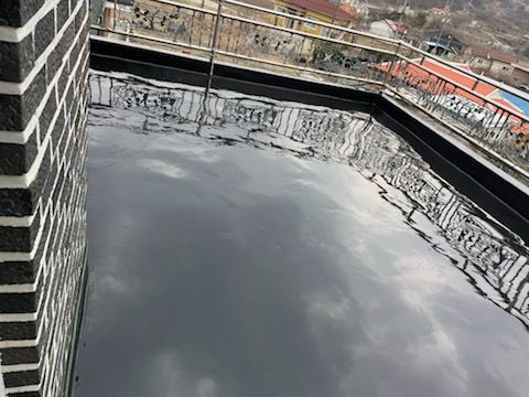 우레탄 중도 도포 완료 — 하늘이 반사되는 매끈한 도막면